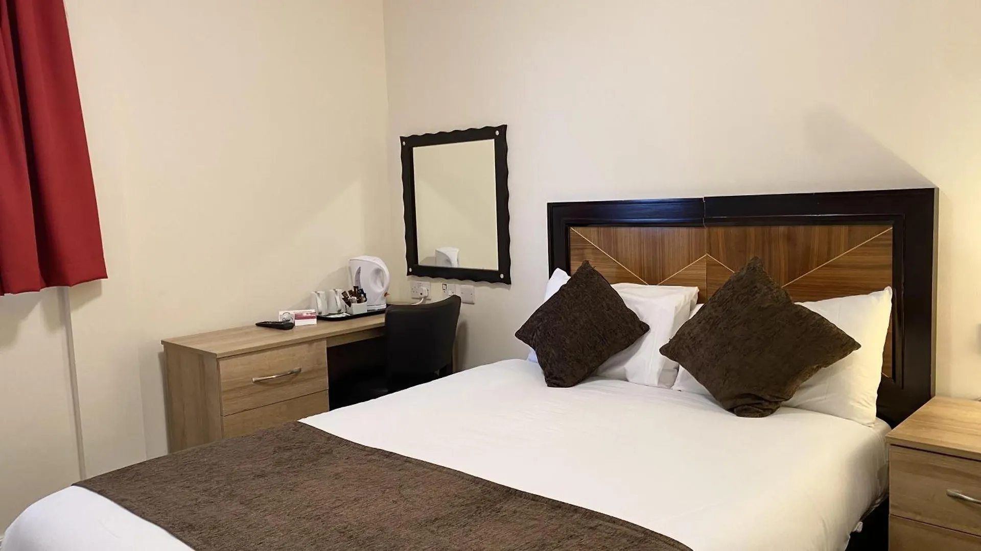 Russ Hill Hotel Crawley  3*, Charlwood
